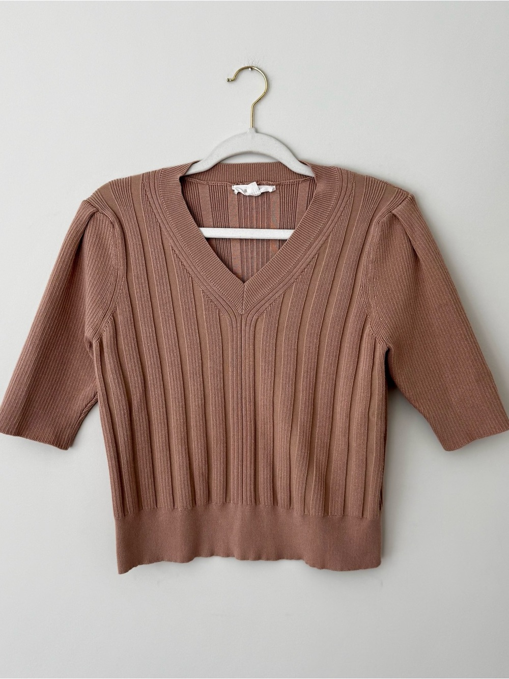 BRIT.NY Short Sleeve V Neck Ribbed Sweater Top, Neutral Beige / Tan – Large